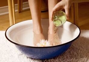 За хора с гъбички по ноктите на краката е полезно да се правят бани с оцет и сол. 