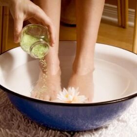 По време на лечението на гъбичките трябва често да миете краката си. 